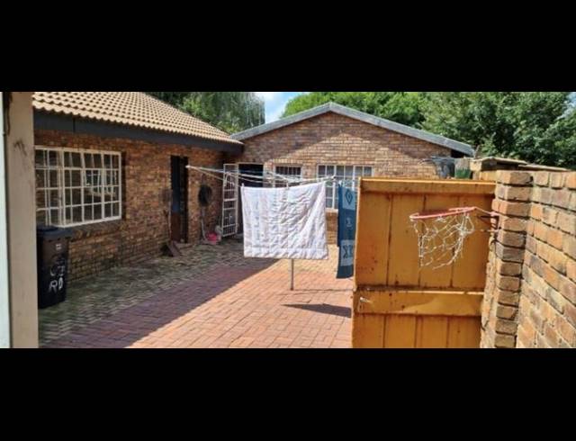 3 BEDROOM HOUSE FOR SALE IN CLAYVILLE